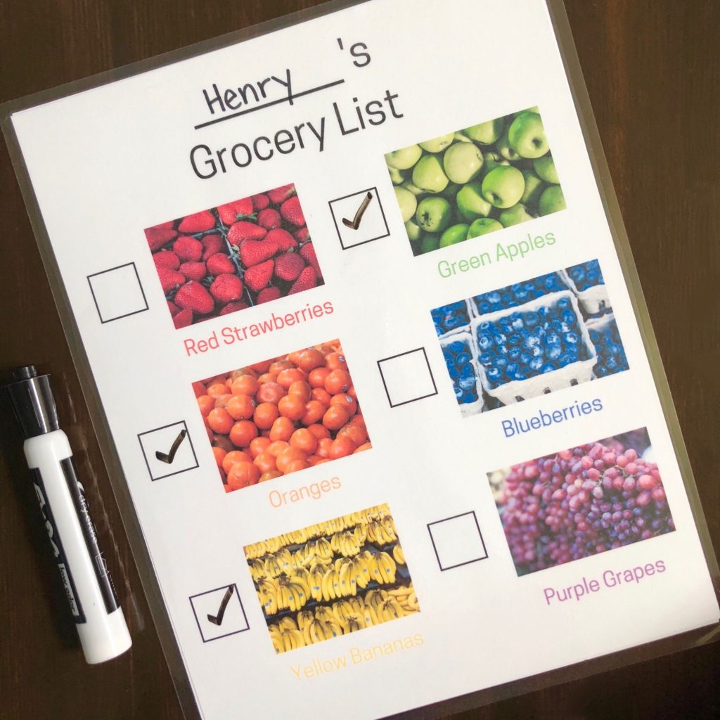 Grocery Store Scavenger Hunt free printables for toddlers and preschoolers. Help your kids learn fruit, vegetable and color words! #scavengerhunt #learningthroughplay #toddlerplay
