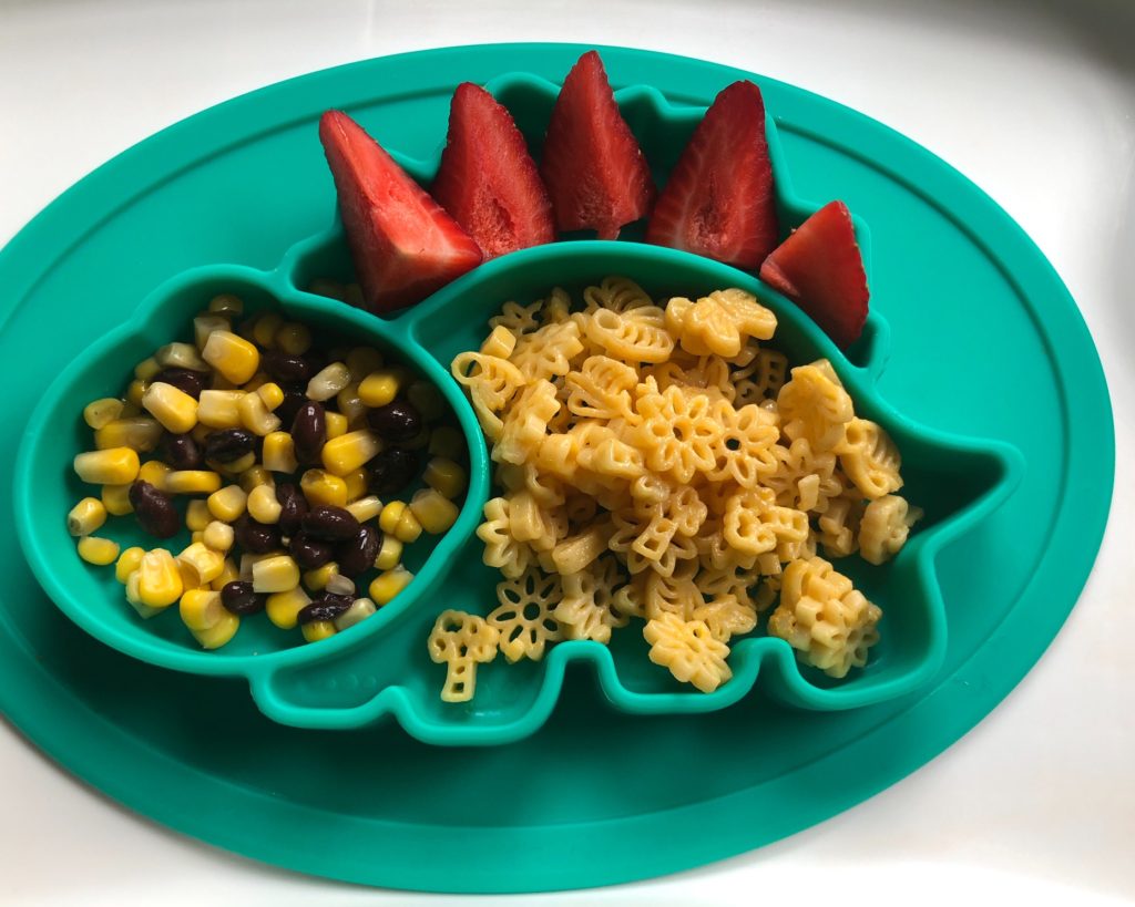 Easy toddler lunch ideas. Do you have trouble coming up with ideas to feed your toddler? Here is what I fed my 15 month old this week. Seven simple, realistic, easy, quick and healthy lunch ideas that your toddler will love! #toddlerlunch #blwlunch #toddlerlunchideas #easytoddlerlunch #realistictoddlerlunch