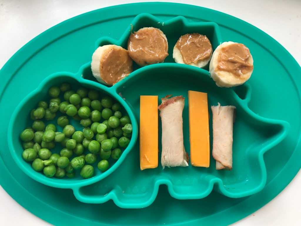 Easy toddler lunch ideas. Do you have trouble coming up with ideas to feed your toddler? Here is what I fed my 15 month old this week. Seven simple, realistic, easy, quick and healthy lunch ideas that your toddler will love! #toddlerlunch #blwlunch #toddlerlunchideas #easytoddlerlunch #realistictoddlerlunch