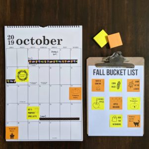 DIY sticky note customizable fall bucket list for your calendar or planner! Free download that you can customize by choosing the activities you want to do this autumn with your family! #fallbucketlist #customizablebucketlist #stickynotes #postitnotes #halloweenbucketlist #free