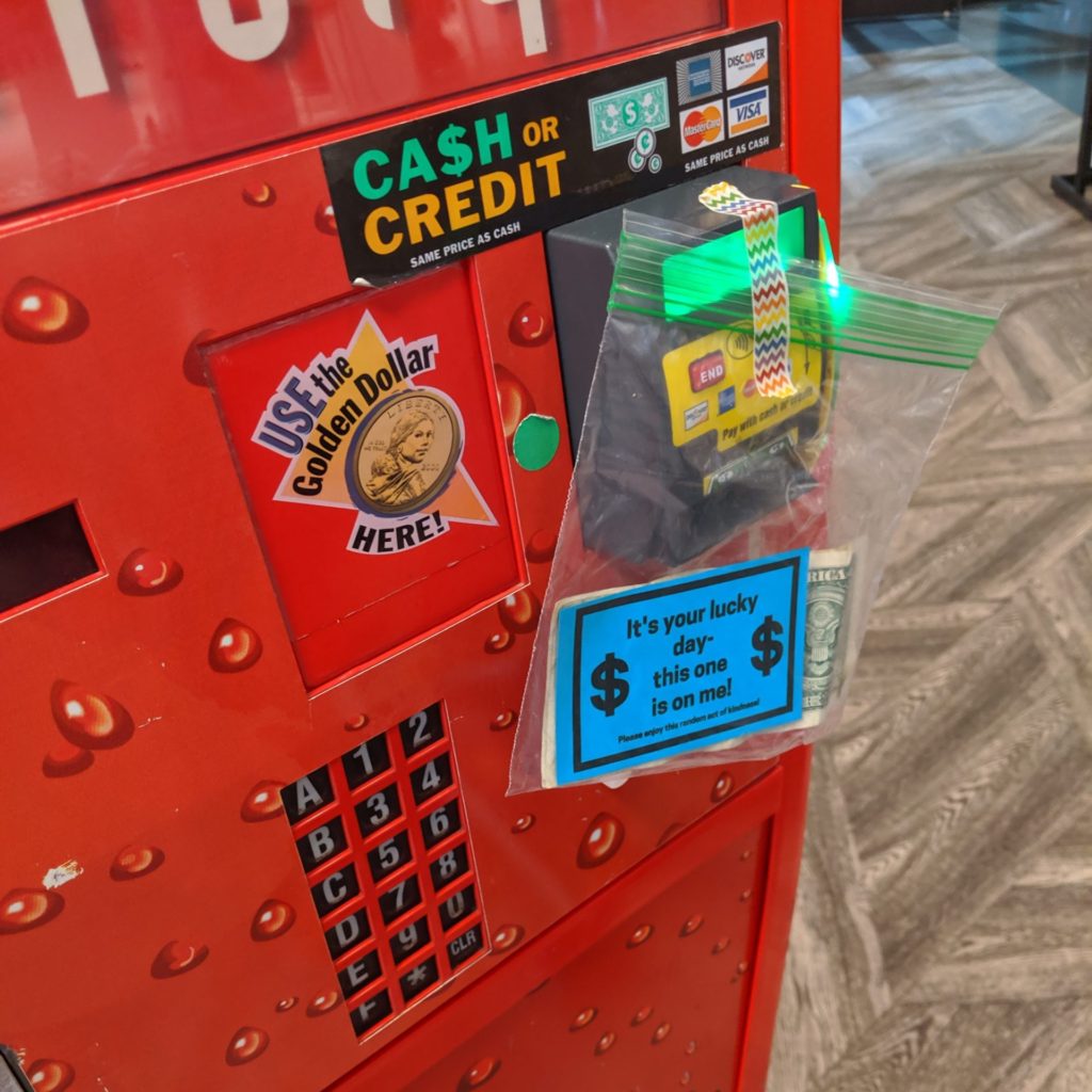 30 Random Acts of Kindness before my 30th birthday: money left on a vending machine #30before30 #printable #randomactsofkindnessprintable #