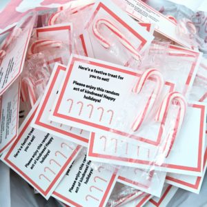 Candy cane bomb a parking lot- a random act of kindness idea for the holidays with a free printable download! #randomactofkindness #candycanebomb #holidaykindness #actsofkindness