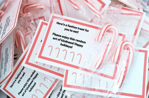 Candy cane bomb a parking lot- a random act of kindness idea for the holidays with a free printable download! #randomactofkindness #candycanebomb #holidaykindness #actsofkindness
