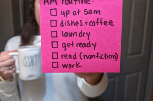 Morning routine for stay at home moms. Use this am routine to help you have a productive and positive start to your day! #amroutine #morningroutine #stayathomemom